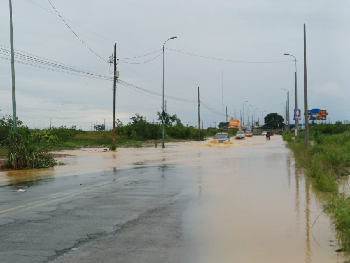 Santa Rosa| Precaución al conducir en la vía Santa Rosa - Arenillas, se reporta el desbordamiento del río. Carne Amarga.

Personal de <a href="/CTEcuador/">Comisión de Tránsito 🇪🇨</a> se encuentra en el sitio. Desde el Centro Zonal #ECU911 se coordinó el despacho de los recursos para la atención del incidente.