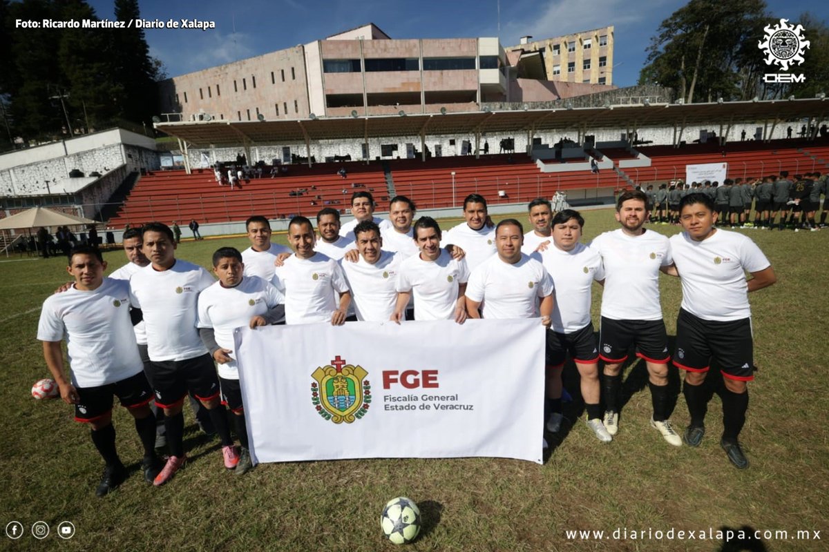 DIARIODE_XALAPA's tweet photo. 🏟️  Elementos del Ejército y de la Fiscalía General del Estado se enfrentaron en el Torneo Interinstitucional de futbol, que se desarrolla en el campo anexo al estadio “Antonio M. Quirasco” de Xalapa ⚽👥

➡️ https://t.co/LVcBSTc1Bd

📸 Ricardo Martínez https://t.co/04S2QX2pAU