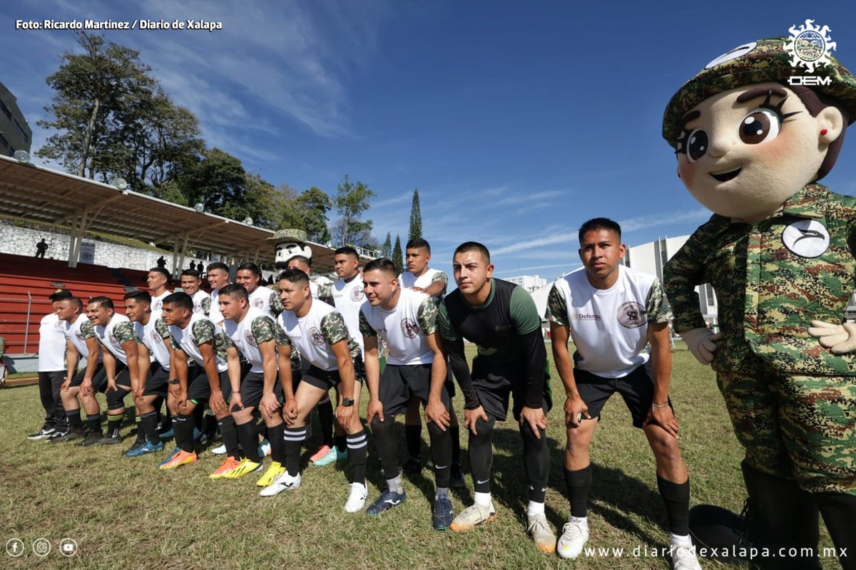 🏟️  Elementos del Ejército y de la Fiscalía General del Estado se enfrentaron en el Torneo Interinstitucional de futbol, que se desarrolla en el campo anexo al estadio “Antonio M. Quirasco” de Xalapa ⚽👥

➡️ tinyurl.com/3r8e8ztf

📸 Ricardo Martínez