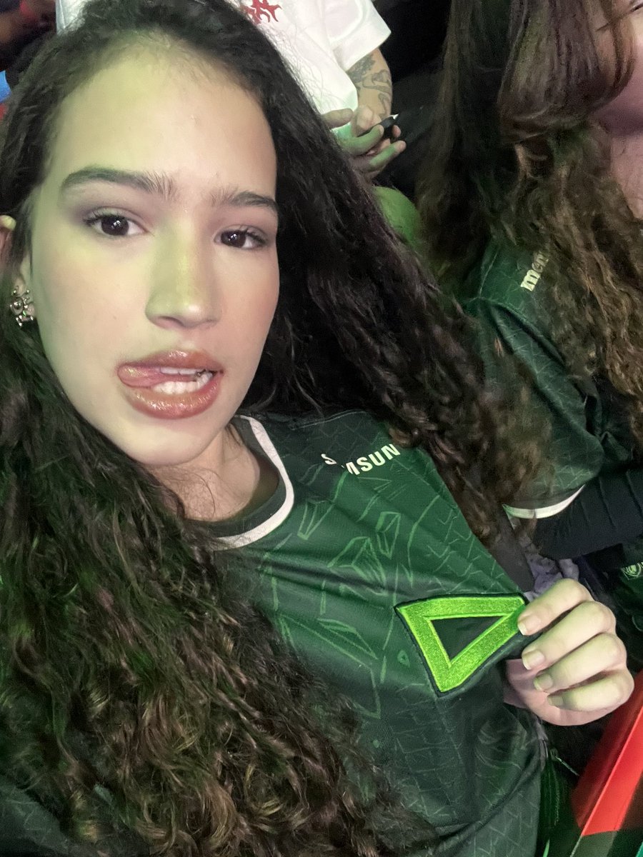 blvdocn's tweet photo. primeira vez no stage vindo de recife, um prazer ver a louduxa jogar de pertinho #CBLOLnaILHA #CBLOL https://t.co/OZ3IrabACG