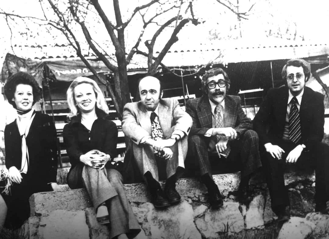bayatilgans's tweet image. 1970'ler, (TRT) ANKARA
Radyo ve Televizyonu'nun  bir zamanlar isim yapmış  spikerleri...
Aytaç Kardüz, Can Akbel, Ülkü Kuranel, Zafer Celasun ve Çetin Çeki.
#birzamanlar
#TRT
#AytaçKardüz
#CanAkbel
#ÜlküKuranel
#ZaferCelasun
#ÇetinÇeki
Anılarına saygıyla huzur içinde uyusunlar.🌹