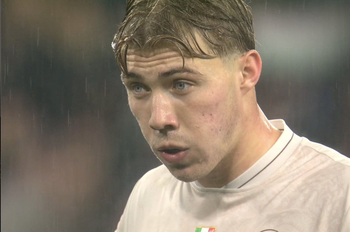 TouchlineX's tweet image. 🚨 𝗕𝗥𝗘𝗔𝗞𝗜𝗡𝗚: Rasmus Hojlund has won Napoli the game with a goal in the 95th minute of the game!

HE'S DONE IT ONCE AGAIN!