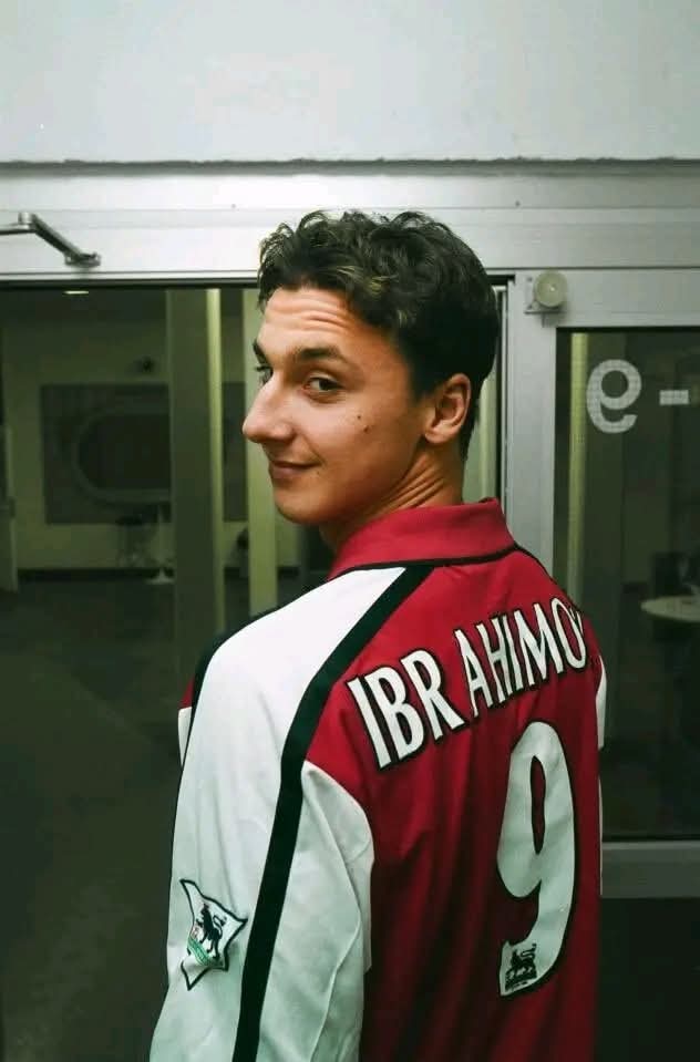 A rare image of Zlatan Ibrahimovic with an Arsenal shirt in 2001. What could have been!