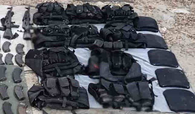 Chiapas 🚨 En operativo conjunto, @GN_MEXICO_ y el Ejército Mexicano  aseguraron armamento de alto poder en las inmediaciones del río Huixtla,  tras localizar dos vehículos abandonados. #Chiapas #Huixtla  #OperativoConjunto #Seguridad