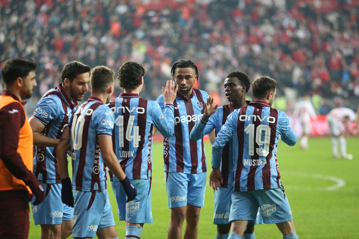 1 - Bu sezon Samsunspor'a deplasmanda üç gol atan ilk takım olan <a href="/Trabzonspor/">Trabzonspor</a> (3-0), Şubat 2012'den (3-0; Bursaspor) bu yana bu deplasmanda 3+ farkla kazanan ilk ekip oldu. Şov.