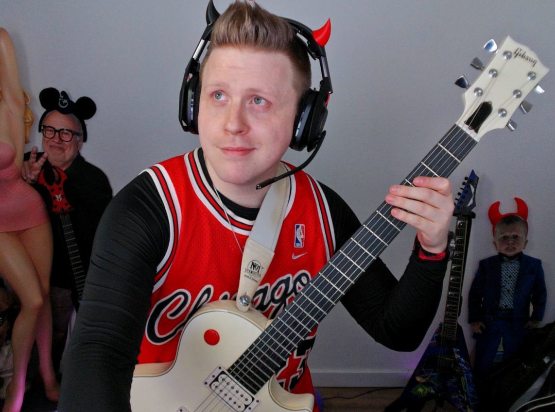 I AM LIVE

WE ARE LIVE FOR 14 HOURS!

COME JOIN THE PARTY!  twitch.tv/frenchstallion