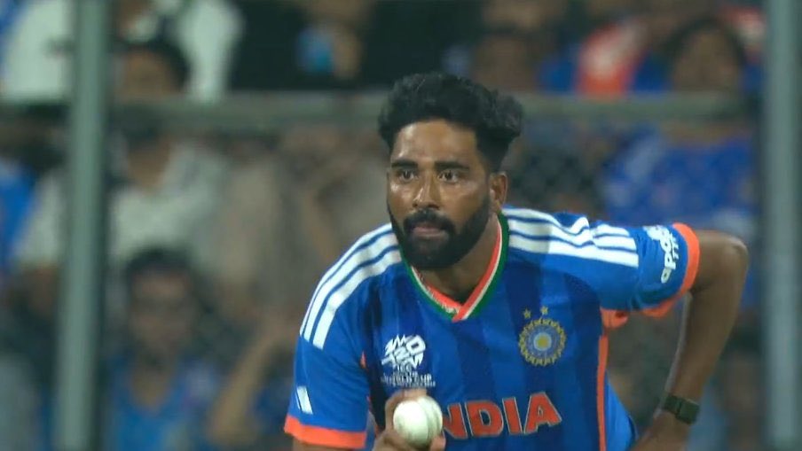 SIRAJ STRIKES IN HIS FIRST OVER. 

- The return of Siraj!! 🇮🇳
