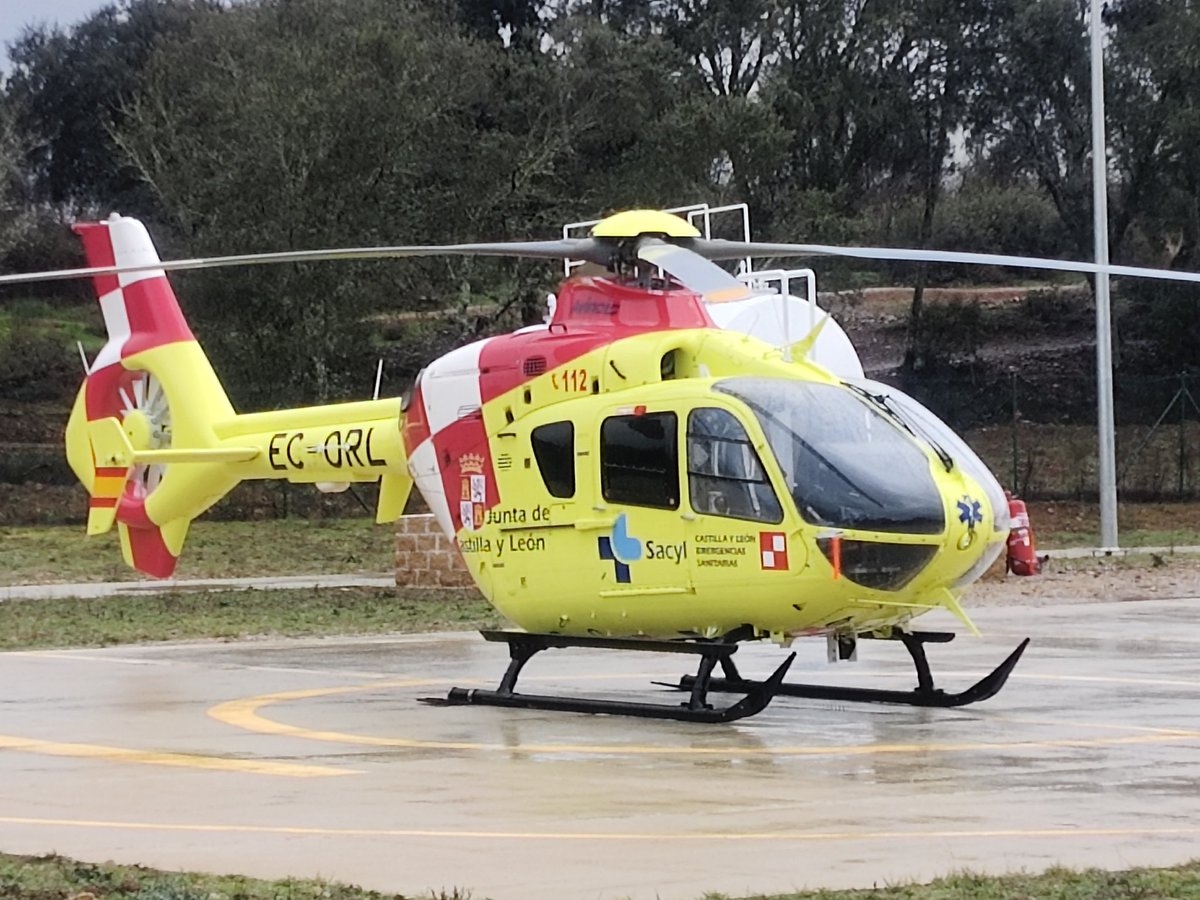 Nuevo H135 que tenemos en el Bierzo, con la nueva decoración en damero blanco-rojo