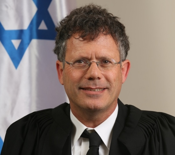 amit_segal's tweet photo. אם יצחק עמית לא בא אל הכנסת, הכנסת תבוא אליו. פסק הדין בפרשת מינוי נציב שירות המדינה, שבו נותר בדעת מיעוט, הזכיר באמוציות דיון פרלמנטרי. זה היה מניפסט חריף ומריר של שופטי הרוב נגד עמדת נשיא העליון. עמית אכל, לקה ושילם. גם התבזה אחרי שסתר פסק דין שלו עצמו, אשר בו קבע בעבר כי אין צורך בשינוי הדרך שבה נבחר נציב. גם סירב לקבוע דיון נוסף עד שהשופט השמרן אלרון פורש, כדי לסדר לו רוב, ובסוף הפסיד כשהשופטת וילנר הלכה נגדו.

החוק מפורש מאין כמותו: "על מינויו (של נציב) לא תחול חובת המכרז", אך עמית המציא חובה כזו, והסביר כמעט במפורש שהסיבה היא התנהלות הממשלה הנוכחית: "בשנים האחרונות ניכרות שחיקה ודריסה עקבית של נורמות ציבוריות־מנהליות־ממלכתיות, ובכלל זה ניסיונות מצד הממשלה להחלשת שומרי הסף ולהגברת הפוליטיזציה בשירות הציבורי. בנסיבות אלו המשפט צריך להתאים את עצמו למציאות המשתנה". ומה עם התאמה לחוק?

עלתה עליו בתעוזתה היועמ"שית. היא קבעה שעמדת הממשלה כה בלתי חוקית עד שהיא לא זכאית להגנת הייעוץ המשפטי. טרם נולד המהלך של הממשלה הנוכחית, קטן כגדול, שבהרב־מיארה לא תתקע מקלות בגלגליו ושעמית לא ידרוס את החוק בניסיון לסכלו. לעמיתיו נמאס. "כמו כל רשות", כתב השופט מינץ בשפה ברורה מאוד, "גם לממשלה עומדת חזקת תקינות מינהלית. כל ממשלה. יהא הרכבה אשר יהא ותהיינה דעותיה אשר תהיינה. לא ייתכן כי במחי יד יירמסו עקרונות יסוד עליהם עמד בית משפט זה פעם אחר פעם".

יצחק עמית משוכנע שהוא ראש הממשלה. ברצותו יקבע איך ממנים נציב, בניגוד לפסיקה מפורשת ובלי שום נימוק, ממש כמו שראש ממשלה יכול לשנות את דעתו ב־180 מעלות מהיום למחר. גלי בהרב־מיארה, לעומת זאת, סבורה שהיא ראש האופוזיציה. לו התנהלה באמת כיועצת משפטית, היתה עושה חשבון נפש עמוק על שורת התבוסות בבג"ץ שספגה מידי הלקוח שלה. השבוע, בפרשת מינוי הנציב, קבע השופט מינץ ש"הדברים האמורים מטילים צל כבד על עמדת גורמי הייעוץ המשפטי בהליך מושא דיוננו", והגדיר את דבריה "נימוקים מאולצים".

אבל ראשי אופוזיציה נוהגים להתנגד לכל דבר. אם הממשלה שחור - הם לבן, אם הממשלה לבן - הם שחור. לא אכפת להם מספר ההפסדים, רק לזכות בניצחונות יקרים פה ושם. בהרב־מיארה והבוס האמיתי שלה, גיל לימון, סופגים מהלומה אחר מהלומה, מכה אחר מכה, אך לא אכפת להם. "נדרשת הפקת לקחים״, נזף בהם השופט סולברג השבוע, אך לא תהיה כזו, ממש כמו שלא היתה אחרי שבג"ץ טאטא מכל המדרגות את טענתה חסרת הבסיס שאת גל"צ אפשר לסגור רק בחקיקה. 
בכל זאת, יש הבדל בינה לבין ראשי אופוזיציה. יאיר לפיד העניק השבוע גיבוי מלא לממשלה בכל הנוגע לאיראן. בהרב־מיארה עוד תשקול להוציא שם חוות דעת מנוגדת, 78 עמודים עם נספחים.

הטור המלא:
https://t.co/CrMuvji3GR