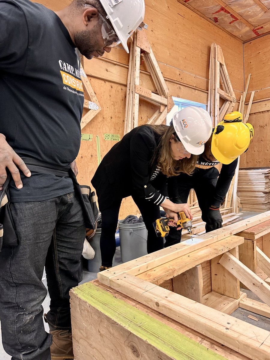 PascaleDery's tweet photo. Pour réaliser nos grands chantiers d'infrastructure, on a besoin de plus de main-d'œuvre. La tournée des Camps des métiers Construction de l’@ACQprovinciale reprend officiellement pour une 3e année: 20 camps dans 10 régions du Québec!

L’objectif: permettre aux jeunes et moins jeunes d’explorer, découvrir et (surtout) d’essayer, durant une fin de semaine, différents métiers stimulants et bien rémunérés dans l’industrie de la construction.

J’étais ce matin avec mon collègue @JeanBoulet10 �� Trois-Rivières au CFP Qualitech pour le premier Camp de 2026 (perceuse à la main 😉) et j’étais surtout contente de voir que près de 25 % des personnes inscrites sont des femmes!

👀 Pour en savoir plus sur la programmation ou s’inscrire à un camp: https://t.co/6oFgeCskzG

📣 Communiqué: https://t.co/ZasfvYqlgP
