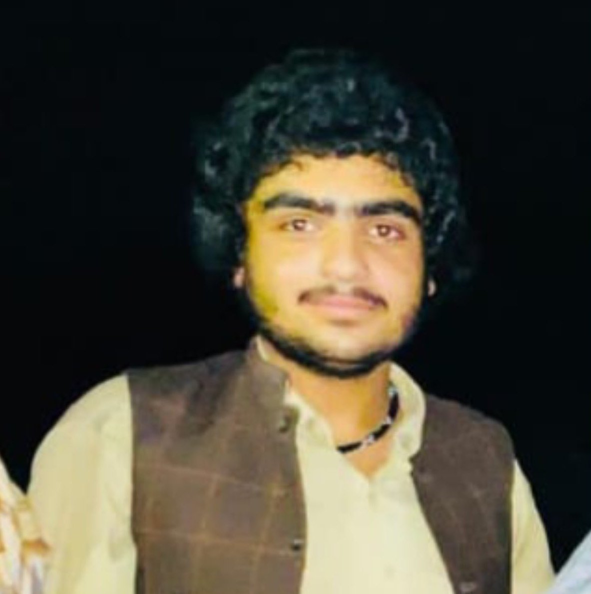 ۱۸ سالشه در جریان اعتراضات سراسری در چابهار بازداشت شد، با گذشت یک ماه هیچ خبری ازش نیست صداش باشیم.
#ثنا‌ء‌الله_دادور