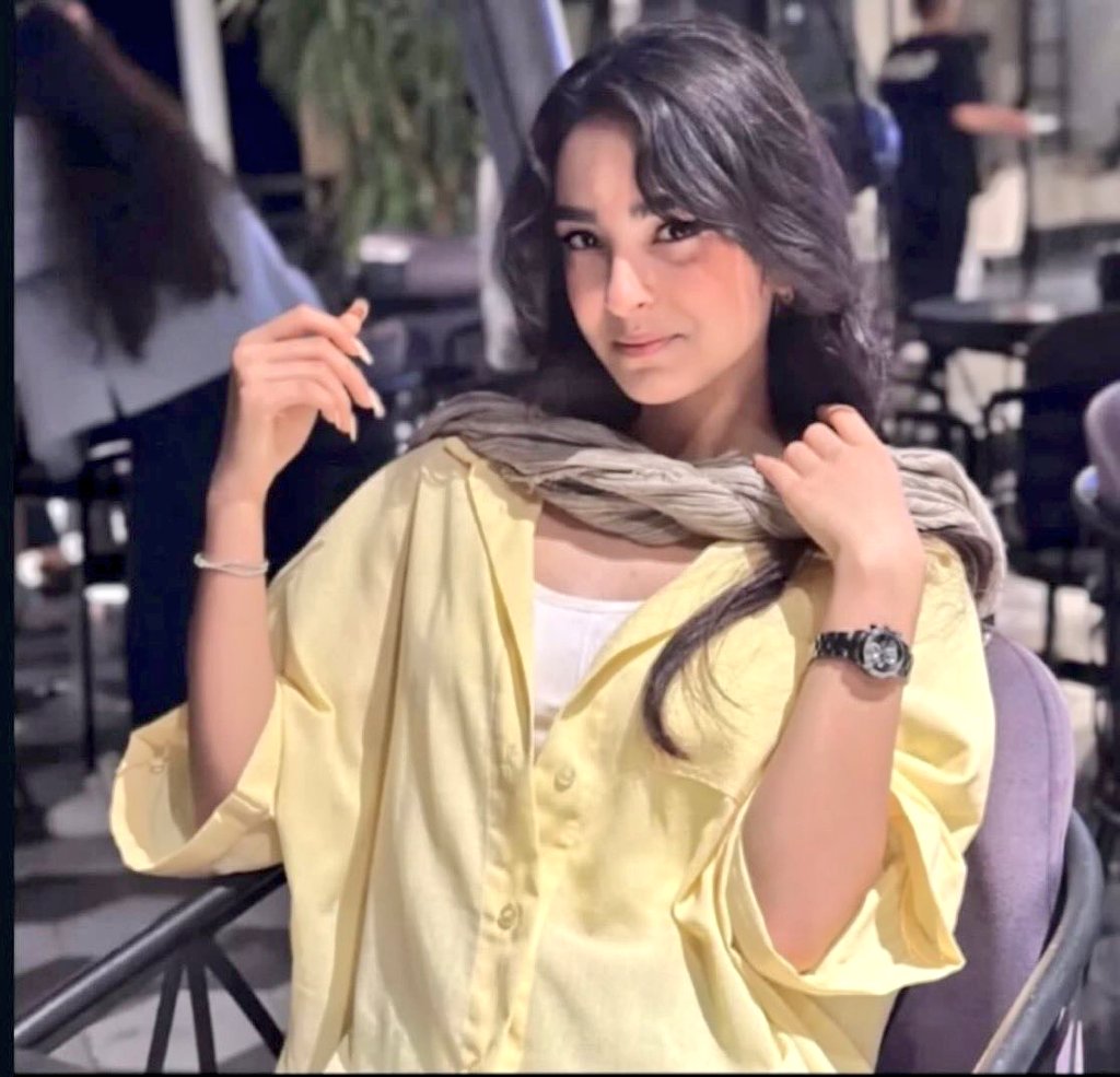 ازتون خواهش میکنم صدای #ملیکا_عزیزی باشید.
خانواده ملیکا ازش حمایت نکردن و نمیکنن، ملیکا امروز به غیر از ما کسی رو نداره.
الان وقتشه یک ایران صدای این بچه باشه.