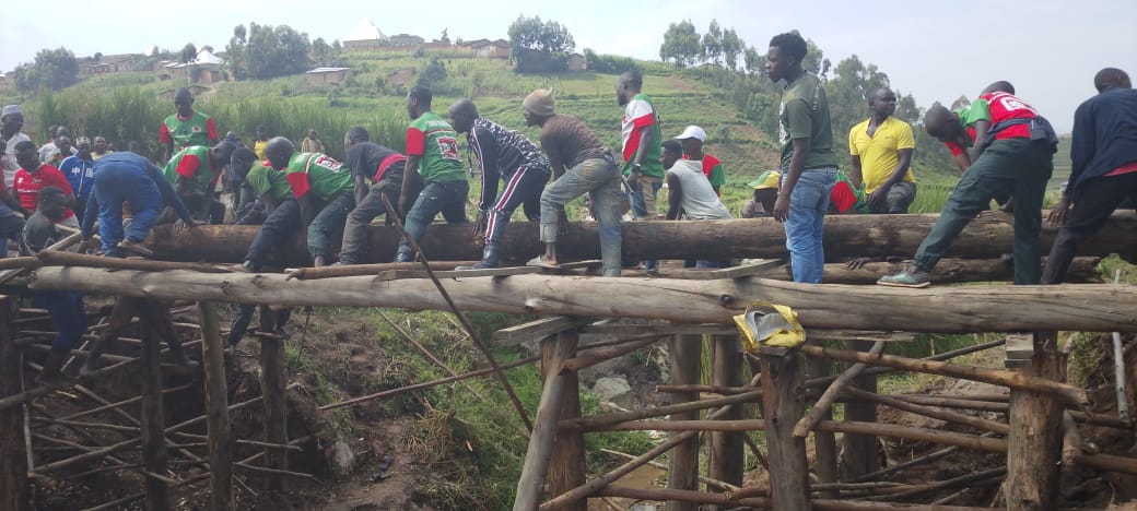 CnddFddButanyer's tweet image. #Kayanza 07/02/2026. Umukuru w'imbonerakure muri komine #Kayanza ari kumwe n'icegera c'iwe. Bifatanije n'imbonerakure zo muri zone #Kayanza na #Kabuye mubikorwa vyo  gutarura ikiraro gihuza colline #Kirema na #Musave.