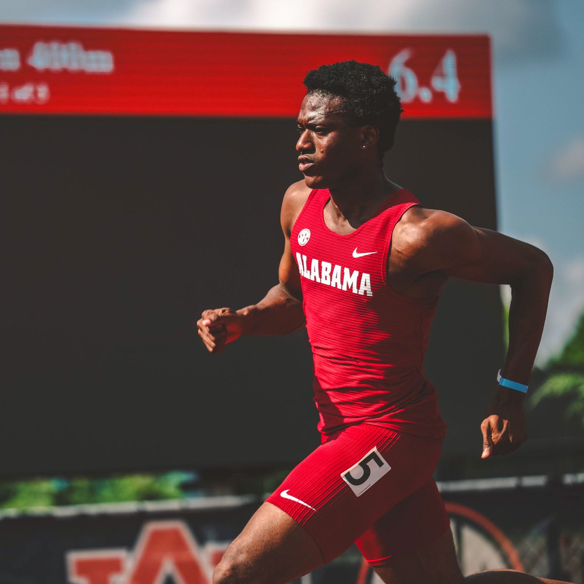 44.85s!!🔥

Samuel Ogazi (Alabama) 🇳🇬 opens up his season with a massive Personal Best (PB) of 44.85s over 400m at the New Mexico Collegiate Classic!

He goes 2nd on the season's global toplist and 13th alltime, tying Fred Kerley with that performance.