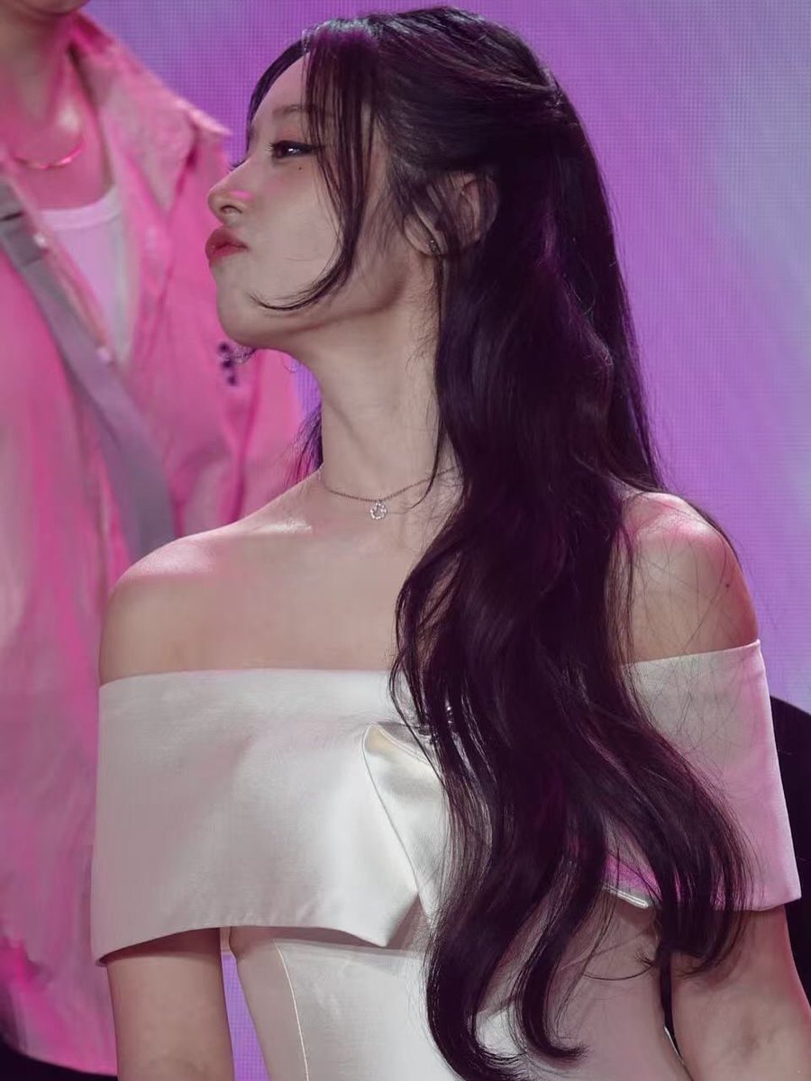 j1yeonn's tweet photo. 🤏🏻🥺 https://t.co/DX6mO6NNIx