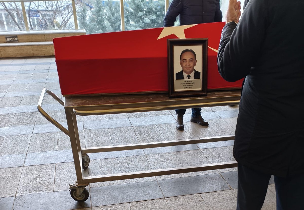 🔴 Neyi tartışıyoruz abi, masum bir polisimiz şehit edildi.

Cinayet mahallî süresiz mühürlenmelidir.

#AnkaradaPoliseAdalet
#TÜVTÜRK