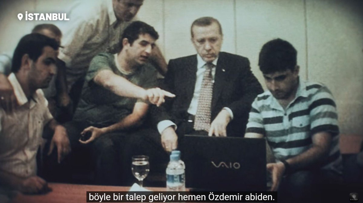 s_alaraki's tweet photo. في عام 2009 أصيب أوزدمير بايراكتار بتمزق في الشريان الأورطي أدخل على إثرها إلى العناية المركزة في إحدى مستشفيات #إسطنبول.
وهناك زاره صديقه المقرب ورفيق رحلته السياسية والفكرية، رئيس الوزراء آنذاك، رجب طيب أردوغان.
وفي المشفى انتهز نجلا أوزدمير فرصة وجود أردوغان ليعرضا عليه فكرة تصنيع الطائرة المسيرة.
حيث جلس سلجوق على يساره (قبل أن يتزوج ابنته) فيما تولى الابن الأكبر خلوق، الذي يجلس على يمينه، الشرح والتوضيح كما هو واضح في الصورة.
لعب الأب أوزدمير -رحمه الله- دورا كبيرا في تشجيع ابنيه على إنجاز المشروع، الذي آمن به منذ عهد رئيس الوزراء السابق، نجم الدين أربكان رحمه الله.
لم تكن البيروقراطية التركية حينها مقتنعة بالمشروع، وكانت تعتقد أن الأفضل شراء الطائرات من دول خارجية مثل إسرائيل.
لكن عائلة أوزدمير بايراكتار (الأب والأم والابنان) قلبت الموازين ليس في تركيا وحدها بل في العالم كله بالإصدارات المختلفة من المسيرات المتنوعة، وصولا إلى نسخة الطائرة المقاتلة المسيرة التي من المتوقع أن تدخل الخدمة الفعلية قريبا بإذن الله.
ونجحت شركة بايكار في الاستحواذ على نسبة عالية من مبيعات المسيرات في العالم.
رحم الله الأب أوزدمير الذي عاش حياته مؤمنا بضرورة أن تمتلك #تركيا تلك التكنولوجيا حتى تحقق حلمه في نهاية المطاف.