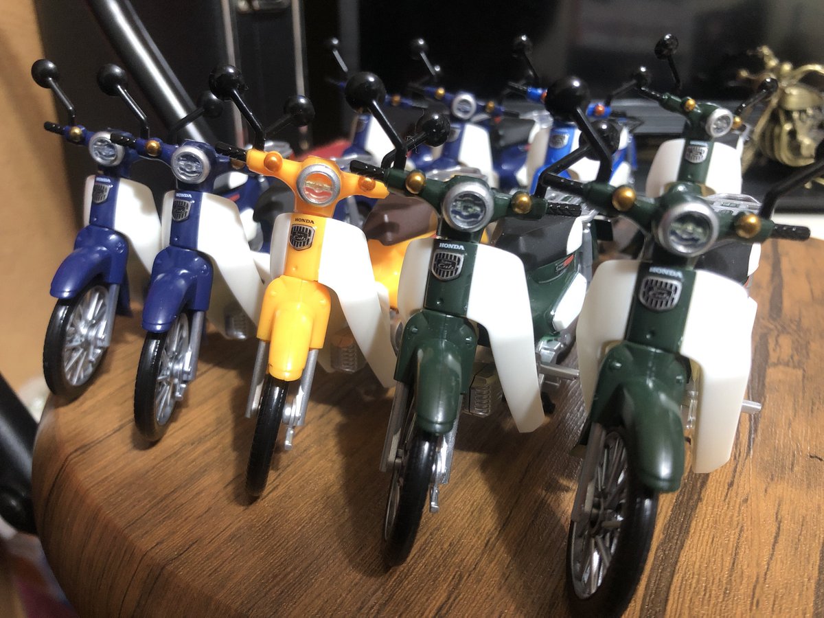 これは、バイクのお兄さんが、たった一色のスーパーカブが出るまで