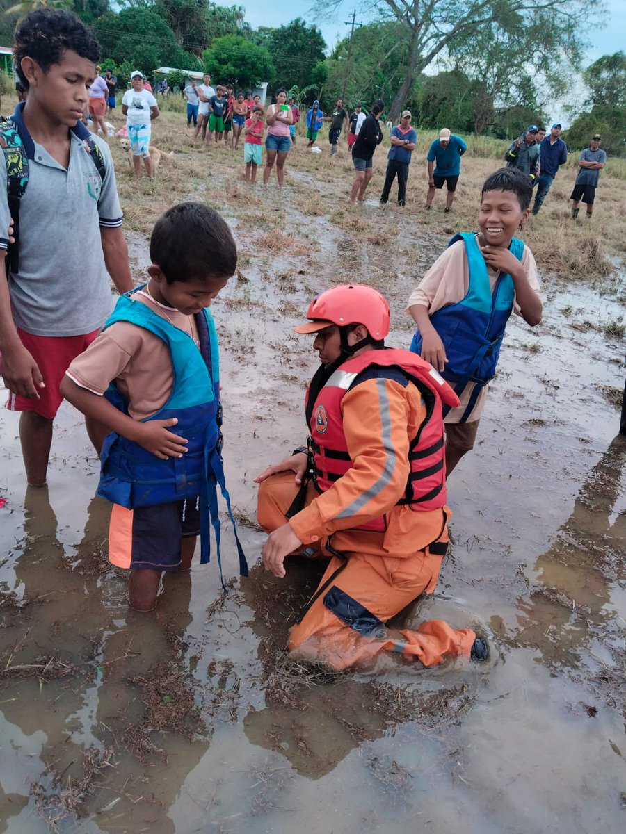 AngelicaVerbelL's tweet image. 🚨 ¡Héroes en acción! 🚨 Defensa Civil y PONALSAR responden con valentía a la emergencia en Córdoba. Su dedicación y compromiso salvan vidas. ¡Gracias por su incansable labor! 💪 #DefensaCivil #PONALSAR #CórdobaUnida #Héroes
@petrogustavo