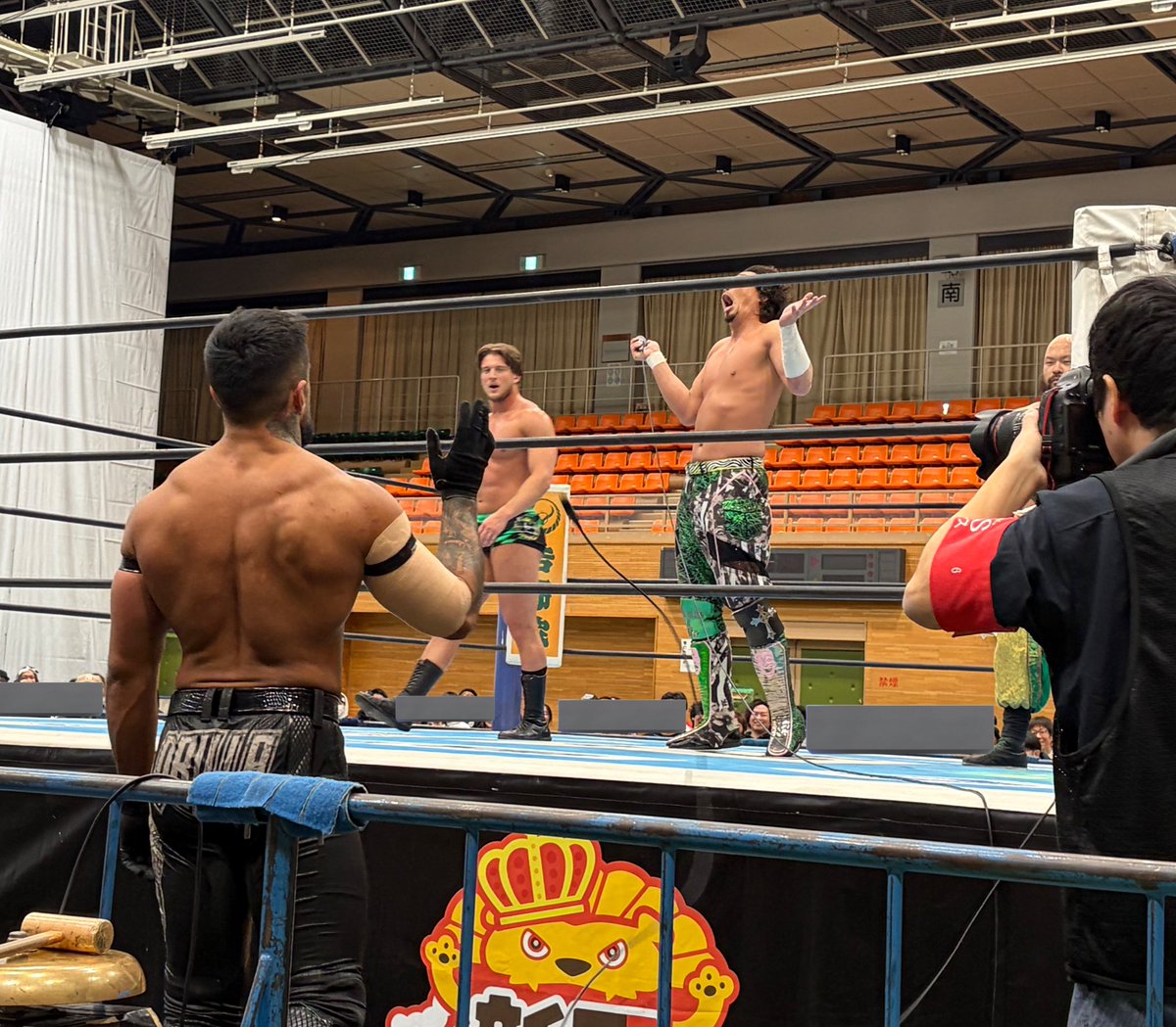 モロニーちゃんにマイクの線を抜かれてこのリアクションはさすがすぎた

#njnbg
2026.02.07  タケダハムはびきのコロセアム