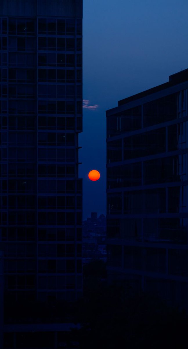 2025pics's tweet photo. Blue hour rhythm https://t.co/IXpwNxr38d