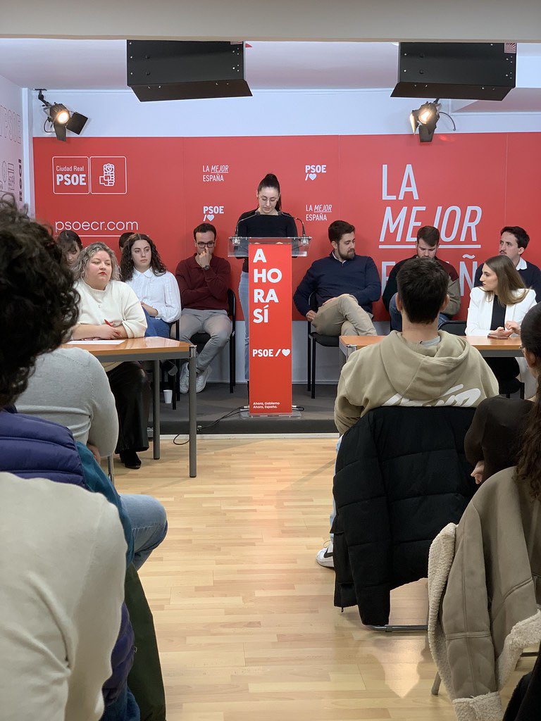 JSAlmagro's tweet photo. 📍 Hoy en el Comité Provincial de @jspcr se ha aprobado el informe de gestión, reafirmando el compromiso y el trabajo colectivo de las Juventudes Socialistas en la provincia.

🌹 Más fuerza, más juventud. https://t.co/4GOjFUyBQi