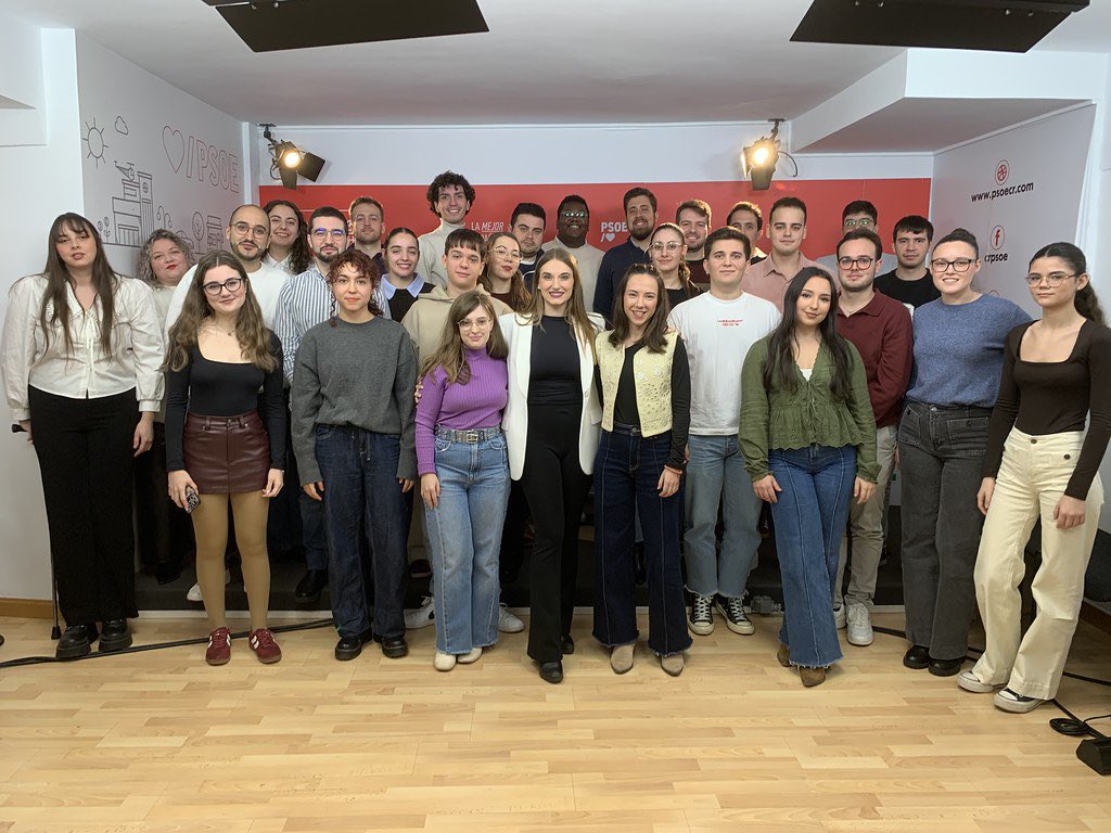 JSAlmagro's tweet photo. 📍 Hoy en el Comité Provincial de @jspcr se ha aprobado el informe de gestión, reafirmando el compromiso y el trabajo colectivo de las Juventudes Socialistas en la provincia.

🌹 Más fuerza, más juventud. https://t.co/4GOjFUyBQi