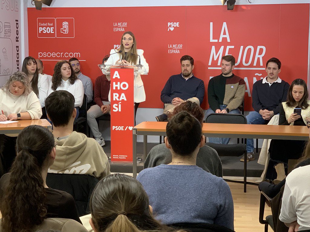 JSAlmagro's tweet photo. 📍 Hoy en el Comité Provincial de @jspcr se ha aprobado el informe de gestión, reafirmando el compromiso y el trabajo colectivo de las Juventudes Socialistas en la provincia.

🌹 Más fuerza, más juventud. https://t.co/4GOjFUyBQi