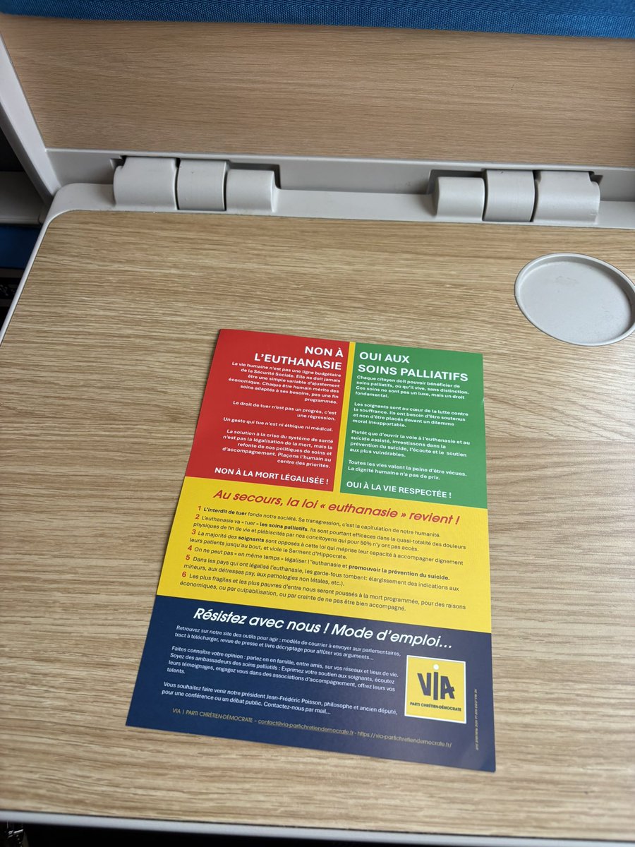 HCalmejane's tweet photo. .@SNCFVoyageurs @GroupeSNCF @JeanCASTEX le tgv 8922 au départ d’Angers à 15:44 était plein de ces flyers sur chacune des tablettes. Il me semble que c’est strictement interdit ? @Prefet49 @ChristopheBechu https://t.co/EmHusEpVhO