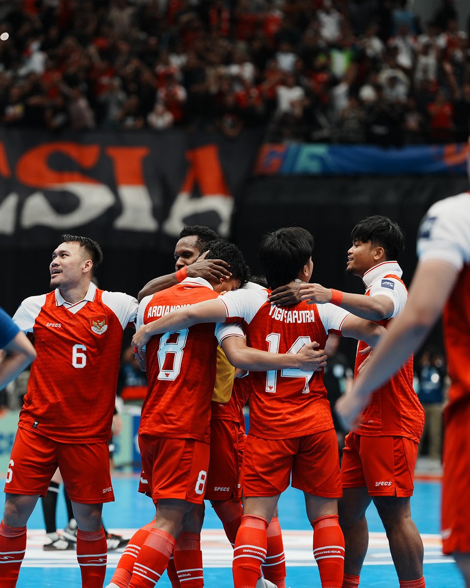 TETAP BANGGA!

Final pertama, melawan juara bertahan, dan masih bisa memberikan perlawanan sengit hingga akhir.

Medali emas mungkin belum di tangan, tapi kami yakin dengan proses ini. Lain kali, kita nyanyikan Indonesia Raya di podium tertinggi!