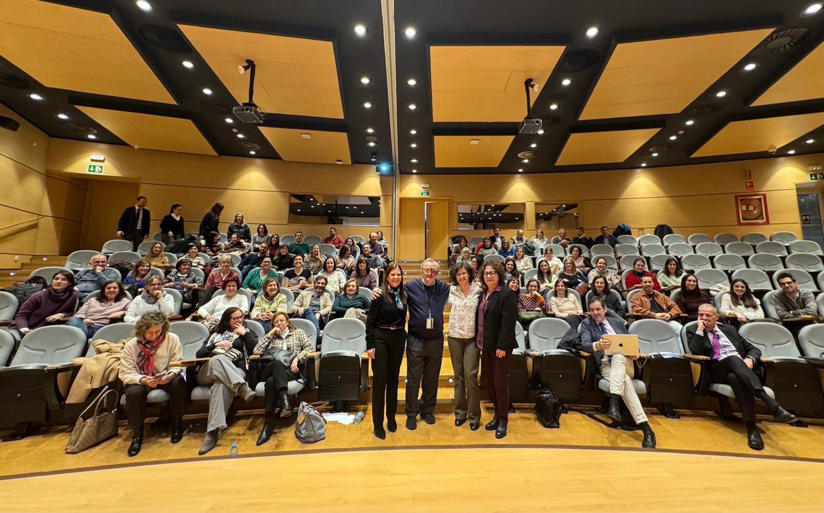evaglezhaba's tweet photo. Hemos vuelto al #CNIO. Gracias a todos los que nos habéis acompañado, alumnos y profesores. Gracias @BMSIberia por hacer posible esta actualización. Gracias #AnaCris por atreverte a ir a buscar al Dr. Barbacid  a su despacho 😂
https://t.co/cYccyF0ll2. bizum código 07666. https://t.co/ZKoqQICNfz