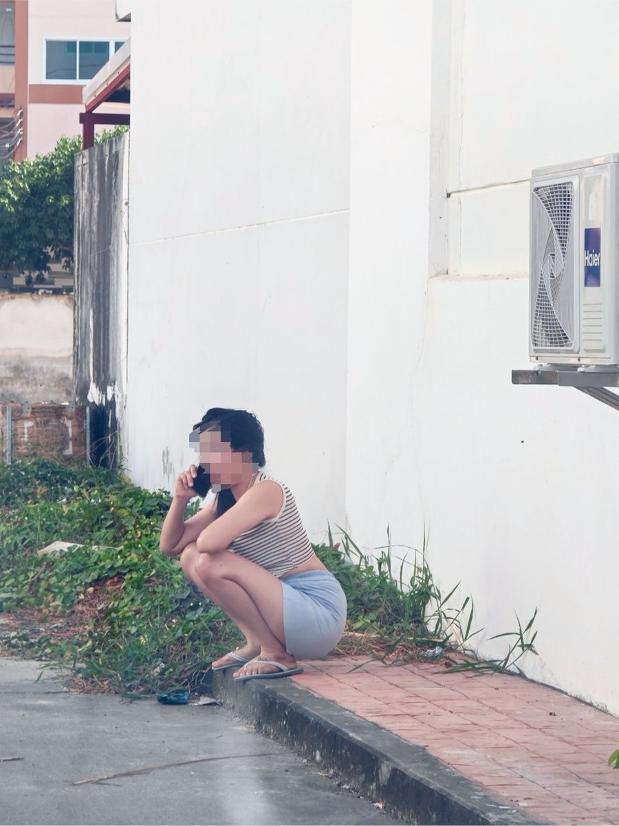 แม่บ้านสาวคนสวย กับผัวขี้หึง (หนุ่มพนักงานบริษัทชื่อคล้ายปั๊มน้ำมัน) นัดให้มาหาแต่บอกผัวดูGPS ตลอดได้แค่เจอ ในภาพคือข้างร้านซักอบผ้า ผัวยังโทรถามว่าออกมาทำอะไร ไม่เป็นไรแก้ไขโดยการพับเบาะเย็ดมันในรถนี่แหละ ขนาดโดนเย็ดแล้วผัวยังคิดว่ามาซักผ้าเฉยๆ นั่งดูGPS ไปเถอะไอ้หนุ่ม🤣🤣