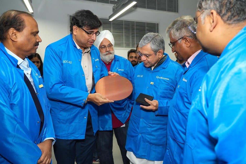 PIBBengaluru's tweet photo. Hon’ble Minister of Railways, Information & Broadcasting and Electronics & Information Technology, Shri Ashwini Vaishnaw launched Qualcomm 2 nm semiconductor chip, marking a significant moment in advanced semiconductor design and India’s Key Role in Global Engineering Operations today. 

Read More🔗
https://t.co/u2GM8ZXYvE

@AshwiniVaishnaw @JitinPrasada @RailMinIndia @SWRRLY @GMSRailway @GoI_MeitY @SemiconIndia @OfficialINDIAai @PIB_India @MIB_India @DG_PIB @sjaju1 @DDNewslive @DDNational @DDChandanaNews @airnewsalerts @airnews_kannada @CBC_Bengaluru