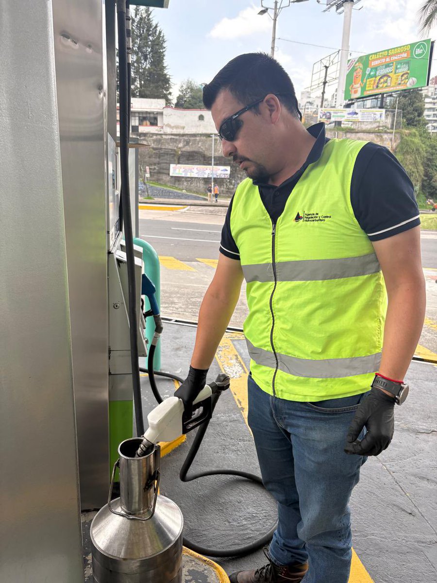✅ #ARCHControla 

En atención a una denuncia ciudadana, en el sector el Batán en Quito, nuestros técnicos realizaron control a las mangueras de despacho y verificaron la calidad del combustible en los tanques de almacenamiento de dos estaciones de servicio.

ℹ️Se reporta que los