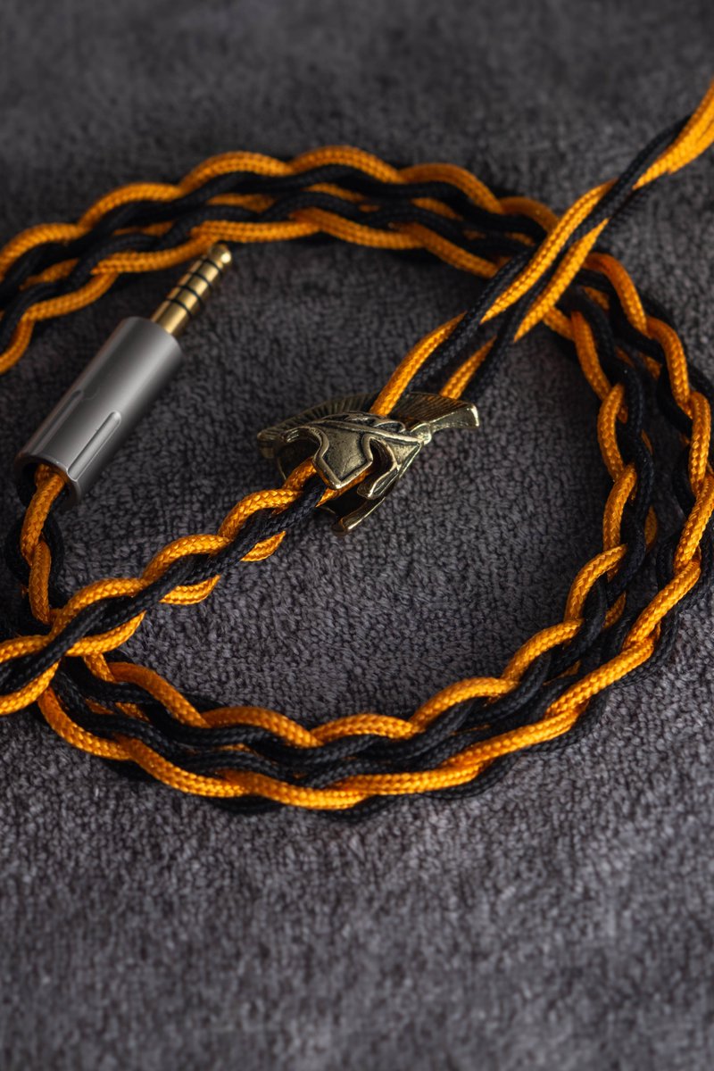 GladiatorCables's tweet image. Shiny orange and black combo with the gold gladiator cable looks 🔥

Get your own handmade custom iem cable to match your setup, this one in specific is for 2pin iem with 4.4mm connector

#iems #audiophile #headfi #setups #customiem