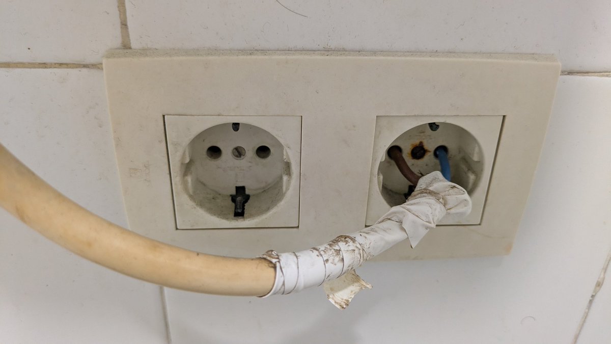 SpainInTheArse's tweet image. Hey @CercaniasVLC, do you think this is a safe way of having a hand dryer plugged in? Your station in Alzira seems to think it's acceptable.