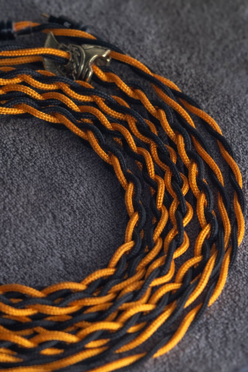 GladiatorCables's tweet image. Shiny orange and black combo with the gold gladiator cable looks 🔥

Get your own handmade custom iem cable to match your setup, this one in specific is for 2pin iem with 4.4mm connector

#iems #audiophile #headfi #setups #customiem