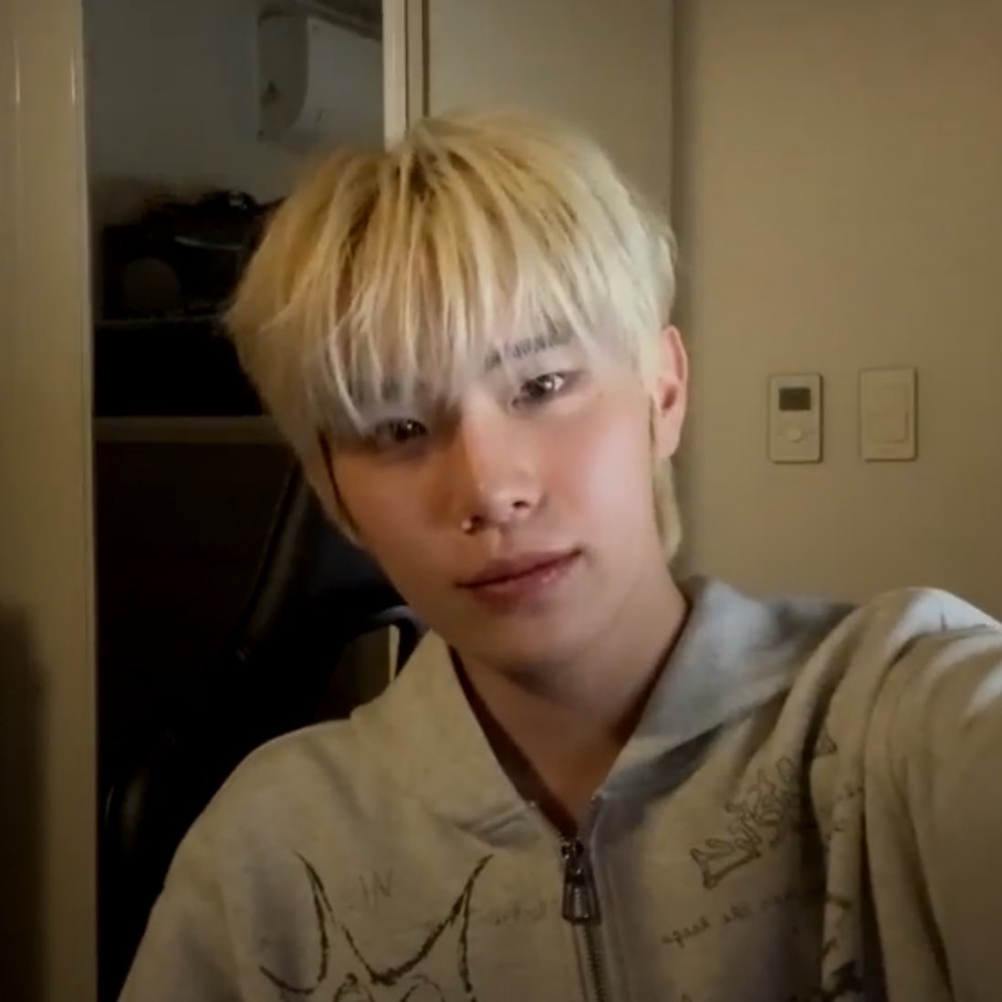 똔개가 이불 밖은 위험하대요
나오지않겟슨니다(?)