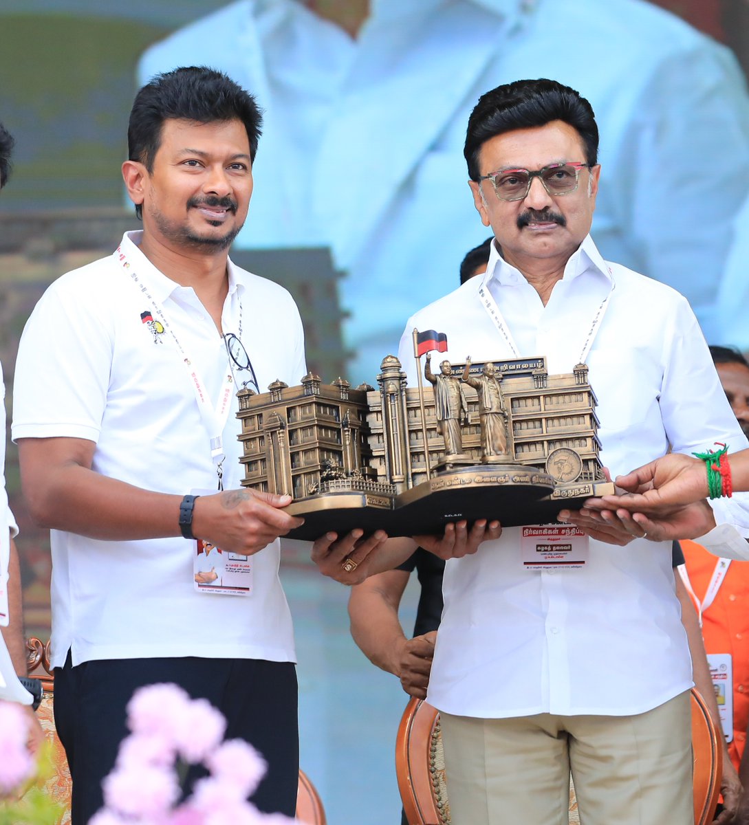 Udhaystalin's tweet photo. கழக இளைஞரணியை உருவாக்கி, தந்தையாக வழிநடத்தி, இன்றைக்குத் தலைவராகத் தொடர்ந்து ஊக்கமளித்து 
கிளை-வார்டு-பாகம் வரை நிர்வாகிகளை நியமிக்க அனுமதி வழங்கி, தென் மண்டல நிர்வாகிகள் சந்திப்பு வெற்றிச் சந்திப்பாக அமைந்திட உடன் நின்ற கழகத் தலைவர், மாண்புமிகு முதலமைச்சர் @mkstalin அவர்களுக்கு நெஞ்சார்ந்த நன்றி!

விருதுநகரில் திரண்டு வந்த இளம் நிர்வாகிகள் இடையே எழுச்சி உரையாற்றி, தனித்தன்மையோடு உழைக்க வேண்டும் என ஆணையிட்டிருக்கிறார் கழகத் தலைவர் அவர்கள். 

தமிழ்நாடு vs NDA என்ற ஜனநாயகப் போரில் தமிழ்நாடு வென்றிட, கழகத் தலைவரின் மூத்த பிள்ளையான @dmk_youthwing  , அவரது கண்ணசைவையே கட்டளையாகக் கருதி கண்துஞ்சாது உழைக்கும் என்று உறுதியேற்போம��!

#Youth4DMK2026
