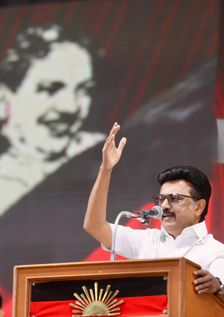 Udhaystalin's tweet photo. கழக இளைஞரணியை உருவாக்கி, தந்தையாக வழிநடத்தி, இன்றைக்குத் தலைவராகத் தொடர்ந்து ஊக்கமளித்து 
கிளை-வார்டு-பாகம் வரை நிர்வாகிகளை நியமிக்க அனுமதி வழங்கி, தென் மண்டல நிர்வாகிகள் சந்திப்பு வெற்றிச் சந்திப்பாக அமைந்திட உடன் நின்ற கழகத் தலைவர், மாண்புமிகு முதலமைச்சர் @mkstalin அவர்களுக்கு நெஞ்சார்ந்த நன்றி!

விருதுநகரில் திரண்டு வந்த இளம் நிர்வாகிகள் இடையே எழுச்சி உரையாற்றி, தனித்தன்மையோடு உழைக்க வேண்டும் என ஆணையிட்டிருக்கிறார் கழகத் தலைவர் அவர்கள். 

தமிழ்நாடு vs NDA என்ற ஜனநாயகப் போரில் தமிழ்நாடு வென்றிட, கழகத் தலைவரின் மூத்த பிள்ளையான @dmk_youthwing  , அவரது கண்ணசைவையே கட்டளையாகக் கருதி கண்துஞ்சாது உழைக்கும் என்று உறுதியேற்போம��!

#Youth4DMK2026