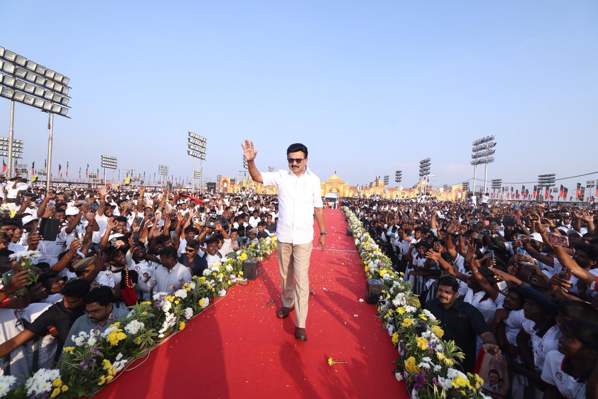 Udhaystalin's tweet photo. கழக இளைஞரணியை உருவாக்கி, தந்தையாக வழிநடத்தி, இன்றைக்குத் தலைவராகத் தொடர்ந்து ஊக்கமளித்து 
கிளை-வார்டு-பாகம் வரை நிர்வாகிகளை நியமிக்க அனுமதி வழங்கி, தென் மண்டல நிர்வாகிகள் சந்திப்பு வெற்றிச் சந்திப்பாக அமைந்திட உடன் நின்ற கழகத் தலைவர், மாண்புமிகு முதலமைச்சர் @mkstalin அவர்களுக்கு நெஞ்சார்ந்த நன்றி!

விருதுநகரில் திரண்டு வந்த இளம் நிர்வாகிகள் இடையே எழுச்சி உரையாற்றி, தனித்தன்மையோடு உழைக்க வேண்டும் என ஆணையிட்டிருக்கிறார் கழகத் தலைவர் அவர்கள். 

தமிழ்நாடு vs NDA என்ற ஜனநாயகப் போரில் தமிழ்நாடு வென்றிட, கழகத் தலைவரின் மூத்த பிள்ளையான @dmk_youthwing  , அவரது கண்ணசைவையே கட்டளையாகக் கருதி கண்துஞ்சாது உழைக்கும் என்று உறுதியேற்போம��!

#Youth4DMK2026