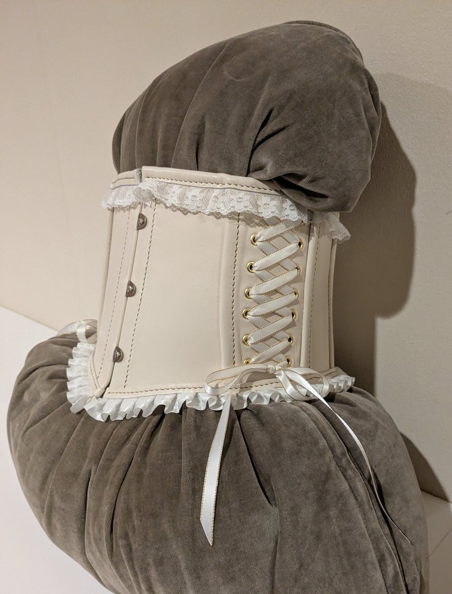 queue_de_chipie's tweet photo. 姫路レザーを贅沢に使用した、気品漂う本格派レザーコルセット
​裏地までこだわった高級感ある質感ながら、アイボリーの色調とレース、リボンが甘い雰囲気を演出
革の重厚感と可愛らしさが共存するデザインは、ロリィタファッションのアクセントとしても至高の逸品です
 @choice_closet  #ロマアラ https://t.co/izFdo9pFU9