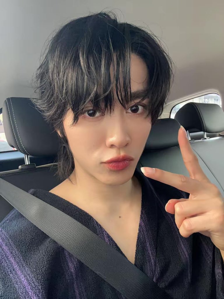 ชอบด้อมตัวเองที่มันไม่เคยจะมีใครซ้ายสุด ขวาสุด พร้อมสลับกันทุกวัน บางวันก็แข่งกันหล่อ บางวันก็แข่งกันสวย สะใจจจจ 🥹