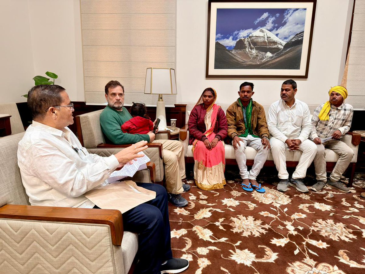 INCIndia's tweet photo. नेता विपक्ष श्री @RahulGandhi और कांग्रेस महासचिव श्रीमती @priyankagandhi जी ने जनसंसद में सिंगरौली से आए आदिवासी प्रतिनिधिमंडल से मुलाकात की।

मोदी सरकार पूंजीपतियों के फायदे के लिए आदिवासियों का हक छीन रही है, उनके जल-जंगल-जमीन पर कब्जा कर रही है।

लेकिन ये तानाशाह सरकार याद रखे, हम आदिवासियों के साथ खड़े हैं, उनके अधिकारों के लिए सड़क से संसद तक लड़ेंगे।

📍 दिल्ली