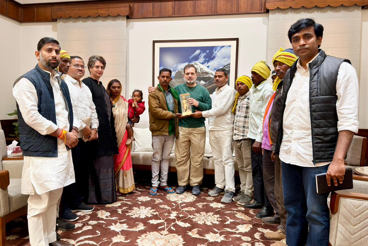 नेता विपक्ष श्री <a href="/RahulGandhi/">Rahul Gandhi</a> और कांग्रेस महासचिव श्रीमती <a href="/priyankagandhi/">Priyanka Gandhi Vadra</a> जी ने जनसंसद में सिंगरौली से आए आदिवासी प्रतिनिधिमंडल से मुलाकात की।

मोदी सरकार पूंजीपतियों के फायदे के लिए आदिवासियों का हक छीन रही है, उनके जल-जंगल-जमीन पर कब्जा कर रही है।

लेकिन ये तानाशाह सरकार याद