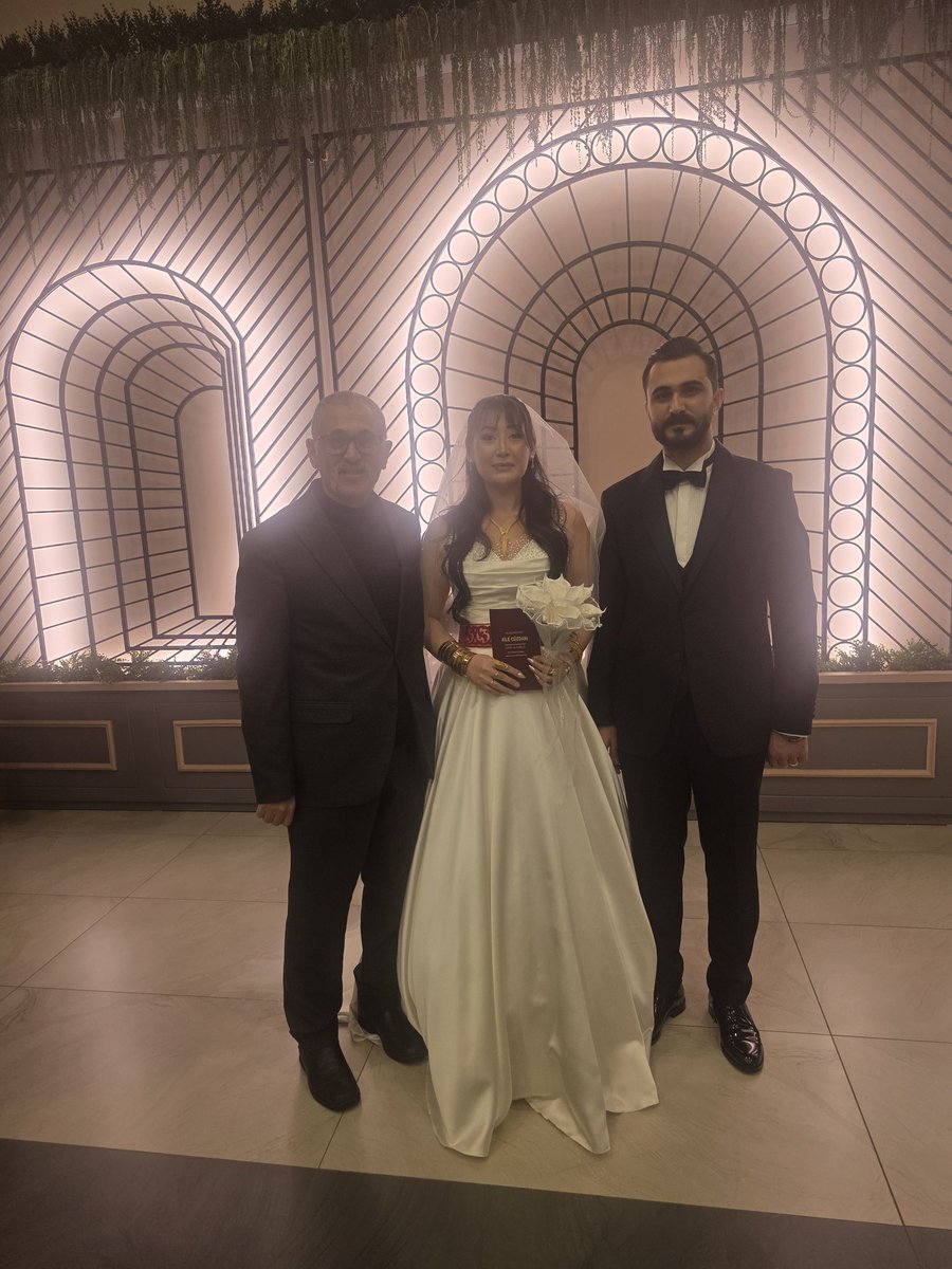 GRT TV’nin değerli ismi, kıymetli kardeşim Gül Burcu Ermayası’nın nikah törenine katılarak mutluluğuna ortak olduk. Bu güzel yolculukta genç çifte ömür boyu huzur ve mutluluk diliyorum. Rabbim iki cihan saadeti nasip etsin. Hayırlı uğurlu olsun!
<a href="/glburcuermayasi/">Gülburcu Ermayası</a>
