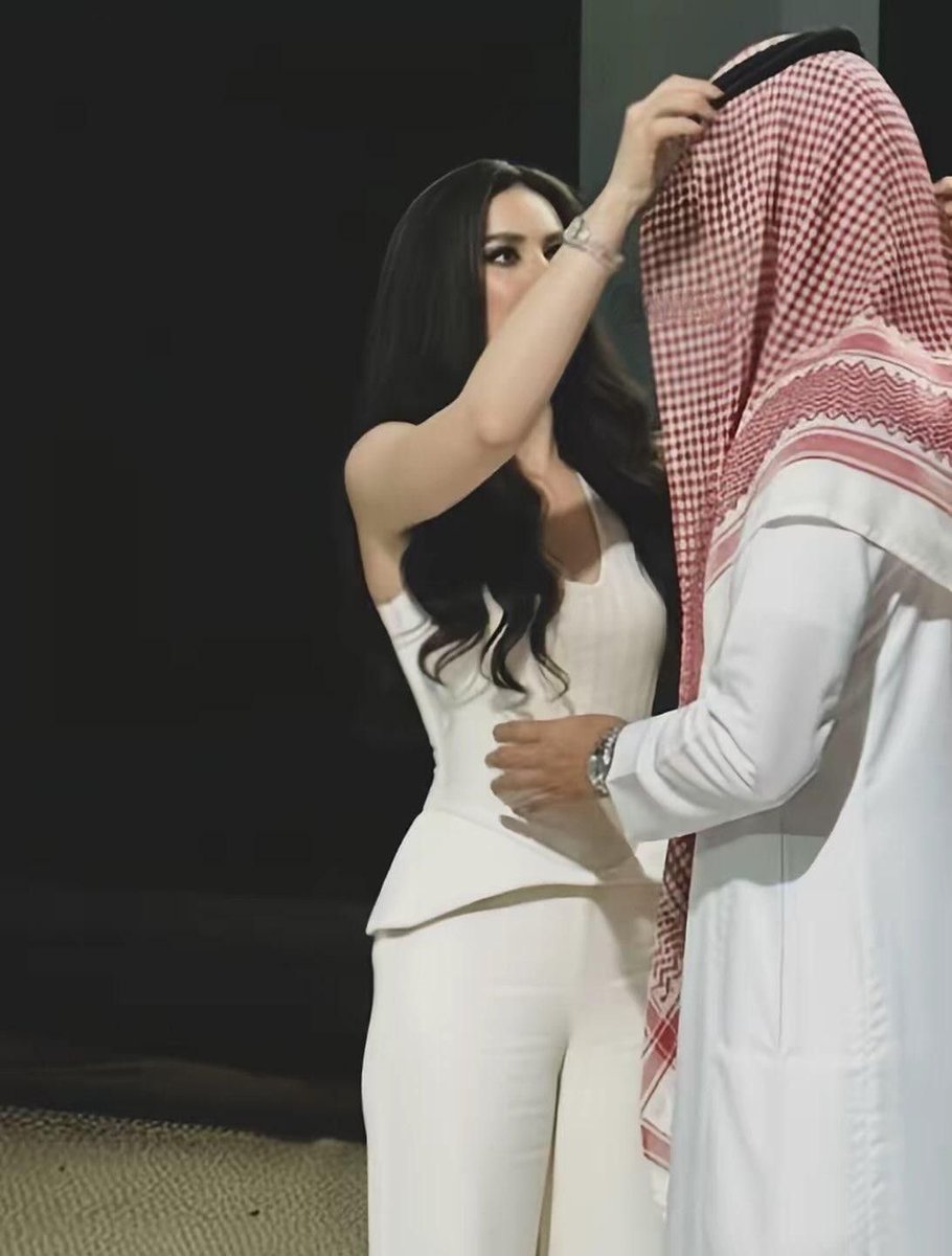 msd1d's tweet image. تخيل وانت طالع للعزيمه فجاه ام العيال  تناديك وتقولك تعال مرزامك يبي له تعديل وتعدل المرزام وبيدها البخور تبخرك اخخخخ