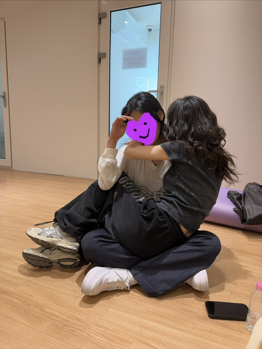 [260207] 🫧
진솔언니가 사진 보내줬어
연습하다가 쬐리한테 안겨서 에너지 얻기