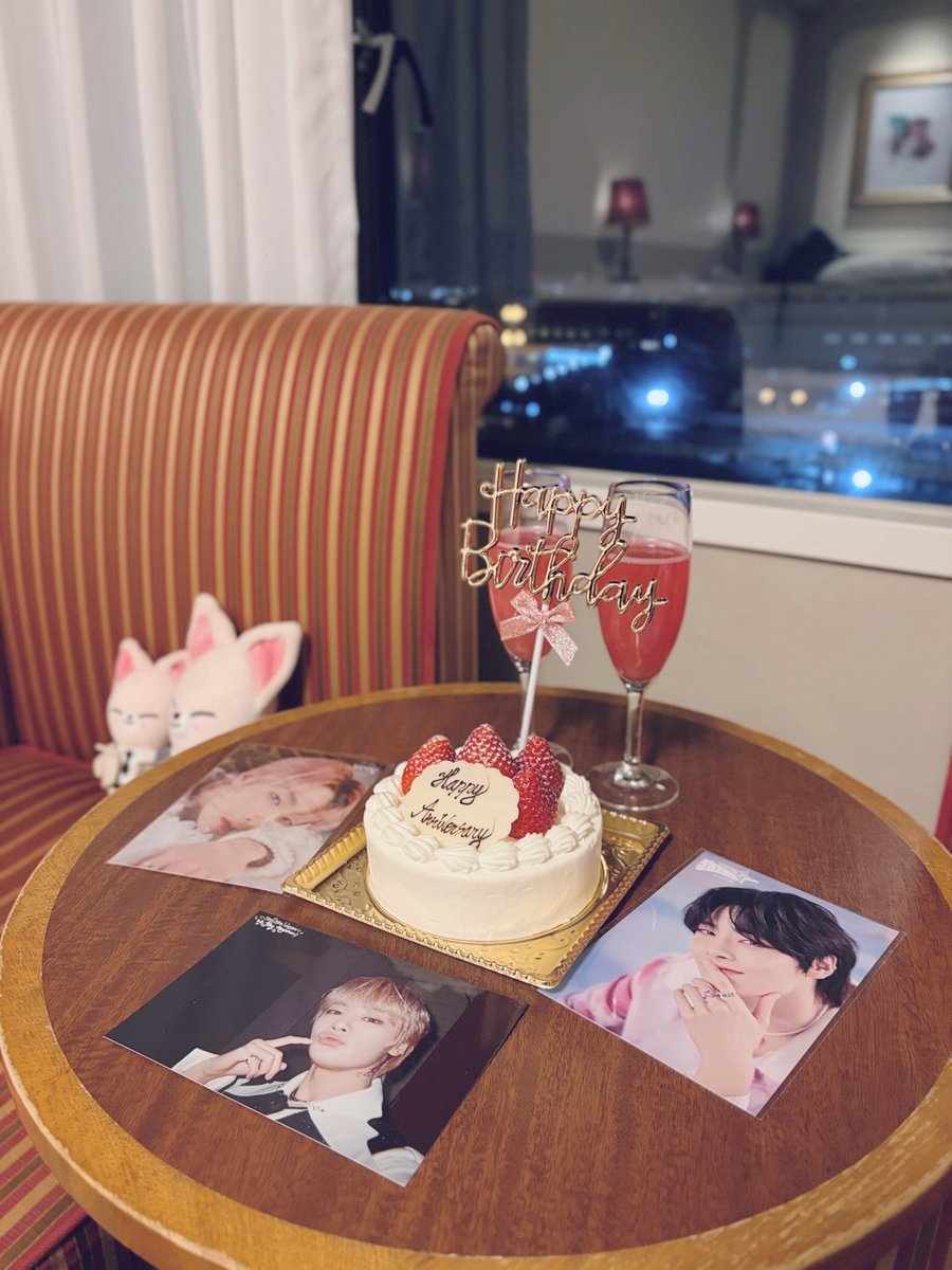 hugme_i_n's tweet photo. 생일 축하해🎂

2월 8일이라는 하루가 이렇게 기대되고 기다려지는 날이 된 것도 이엔이을 만난 덕분이야 

앞으로도 많이 축하하게 해줘🤍

あいえんさんだいすきだよ〜🍞🦊🤍

 #이엔이_사랑으로_반죽하는날 
 #INfinityWithJeongin
 #HappyINDay https://t.co/bZ8Wt0eARU