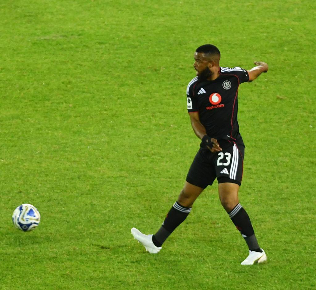 Like it or not, Sipho Mbule knows football man! Master chef 😭